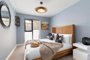 Elliot Oliver - Beautiful Two Bedroom Apartment With Parking in The Docks